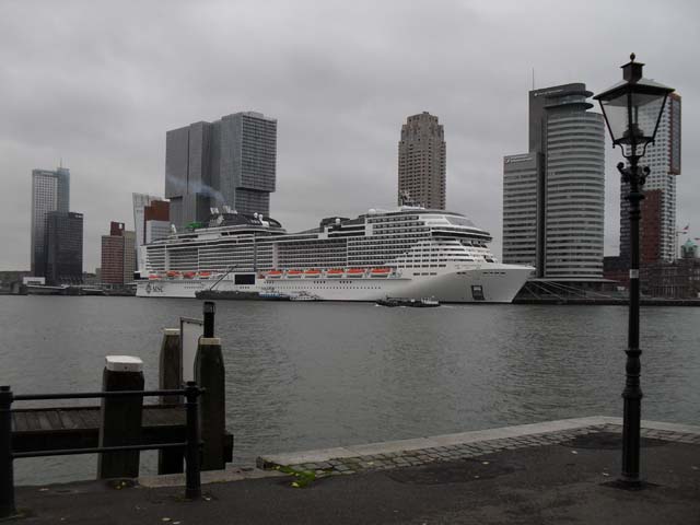 Cruiseschip ms MSC Grandiosa van MSC Cruises aan de Cruise Terminal Rotterdam